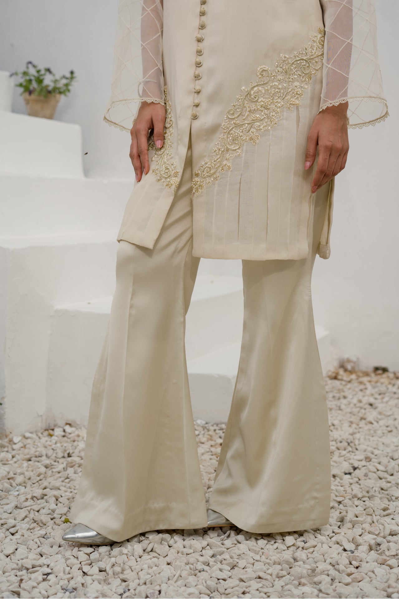 Chemise en soie brodée Nora Ivory avec pantalon