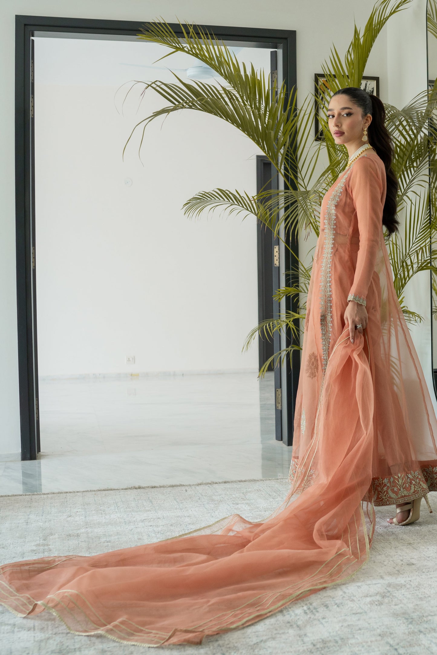 Robe Mosiqi Coral Rose à panneaux avec pantalon cigarette et dupatta