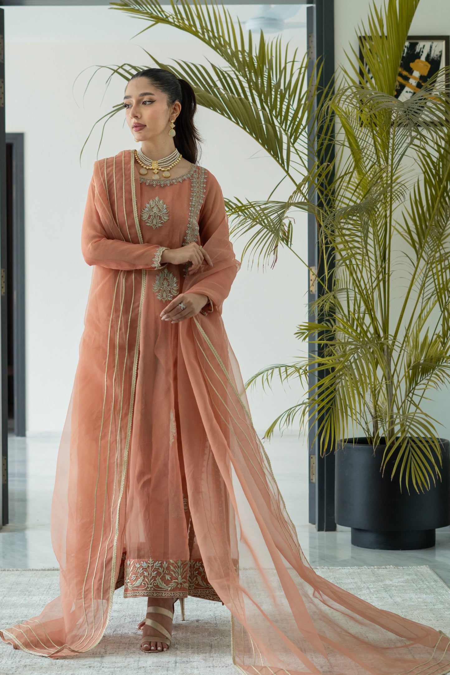 Robe Mosiqi Coral Rose à panneaux avec pantalon cigarette et dupatta