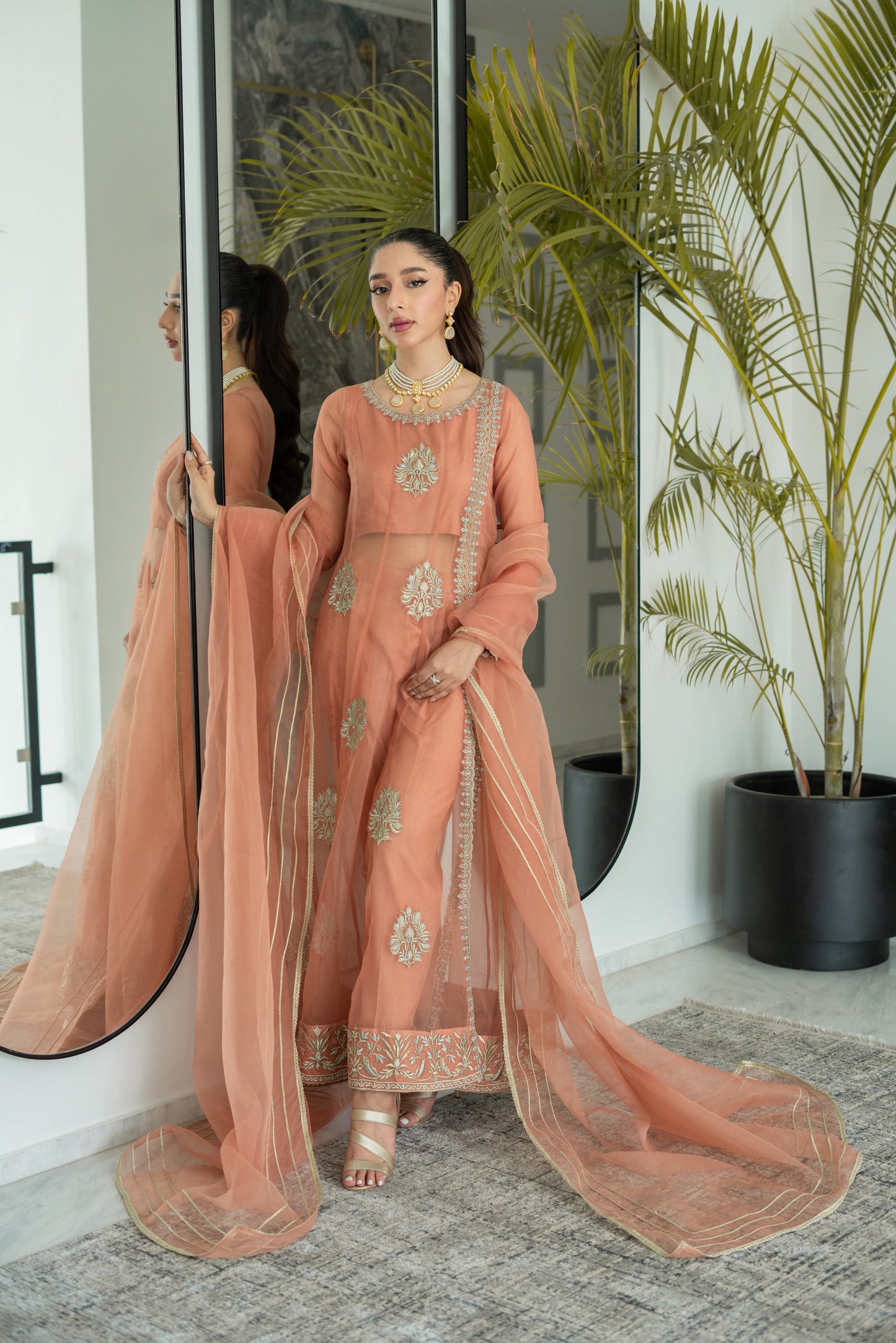 Robe Mosiqi Coral Rose à panneaux avec pantalon cigarette et dupatta