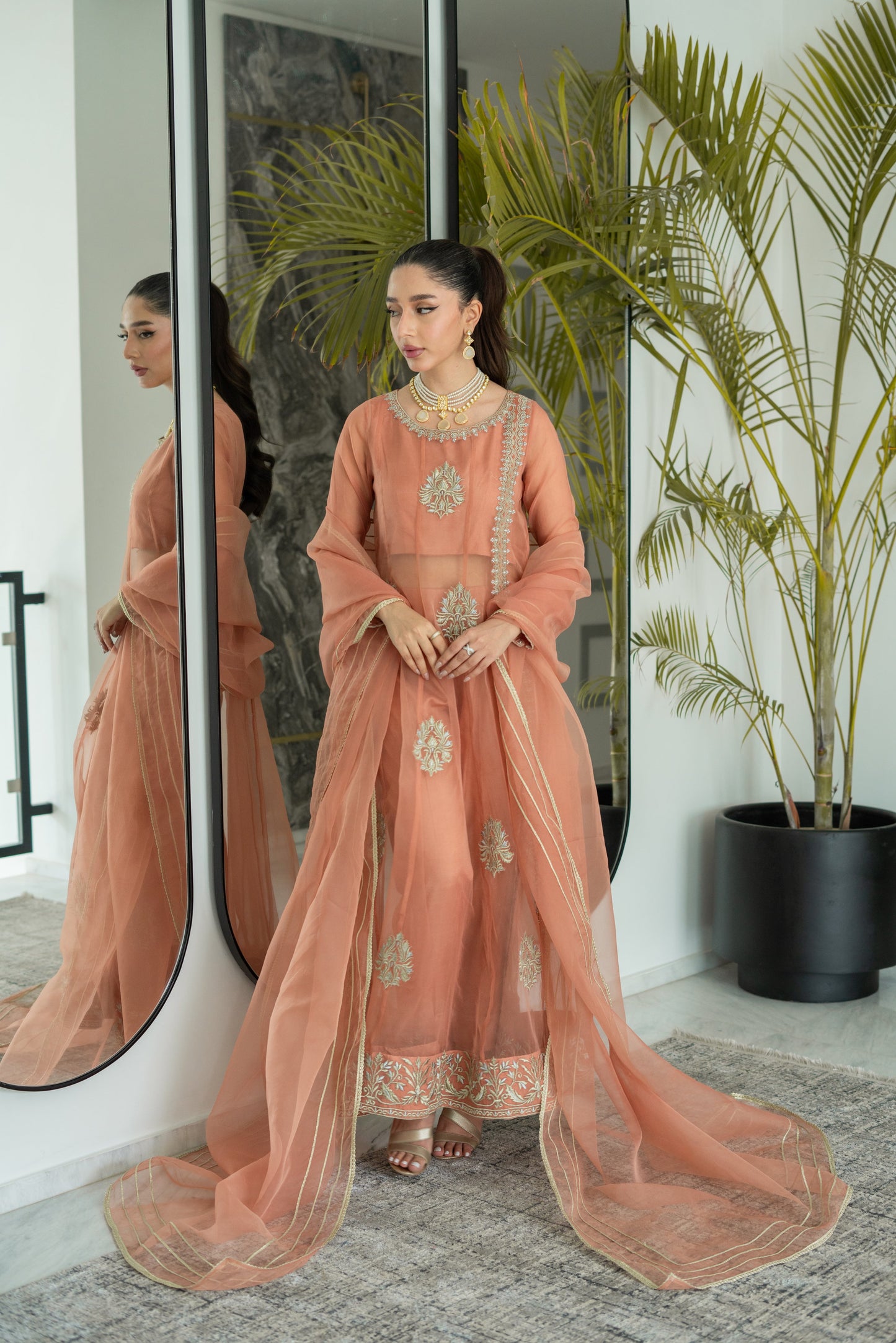 Robe Mosiqi Coral Rose à panneaux avec pantalon cigarette et dupatta