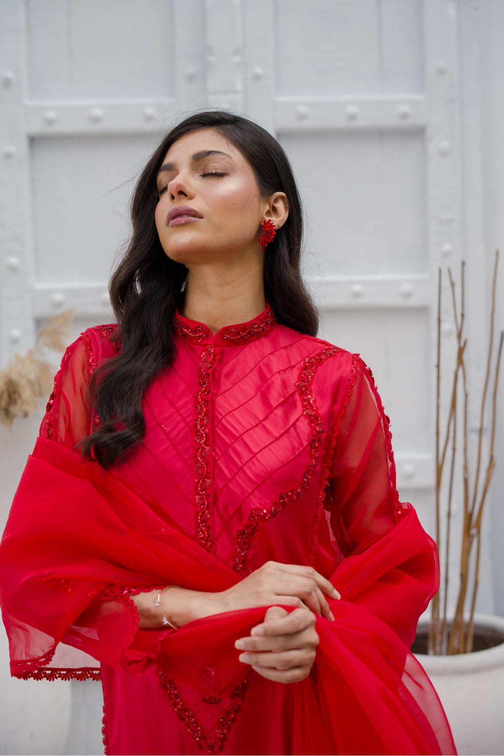 Chemise en soie brodée rouge Lalin avec pantalon