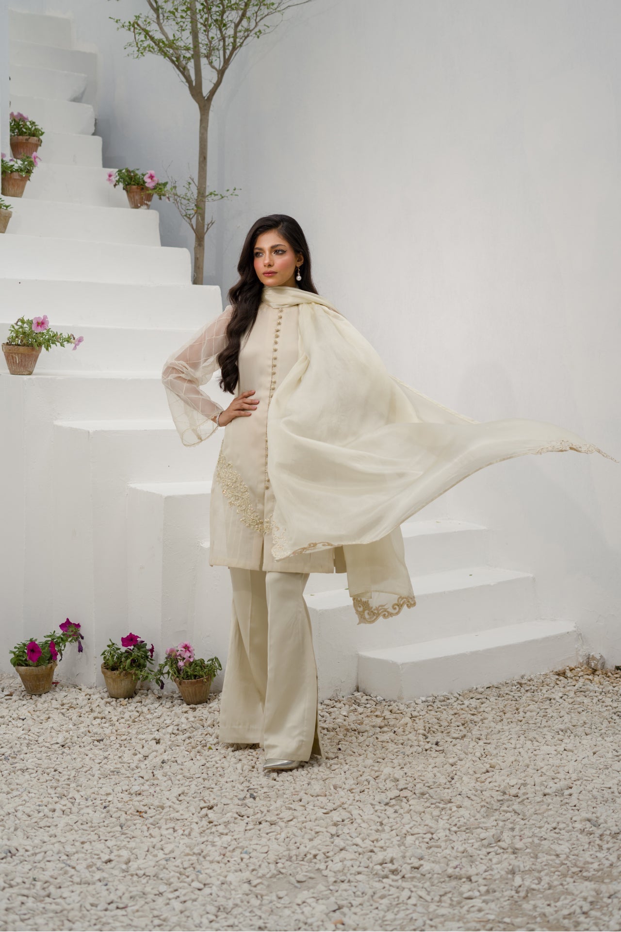 Chemise en soie brodée Nora Ivory avec pantalon