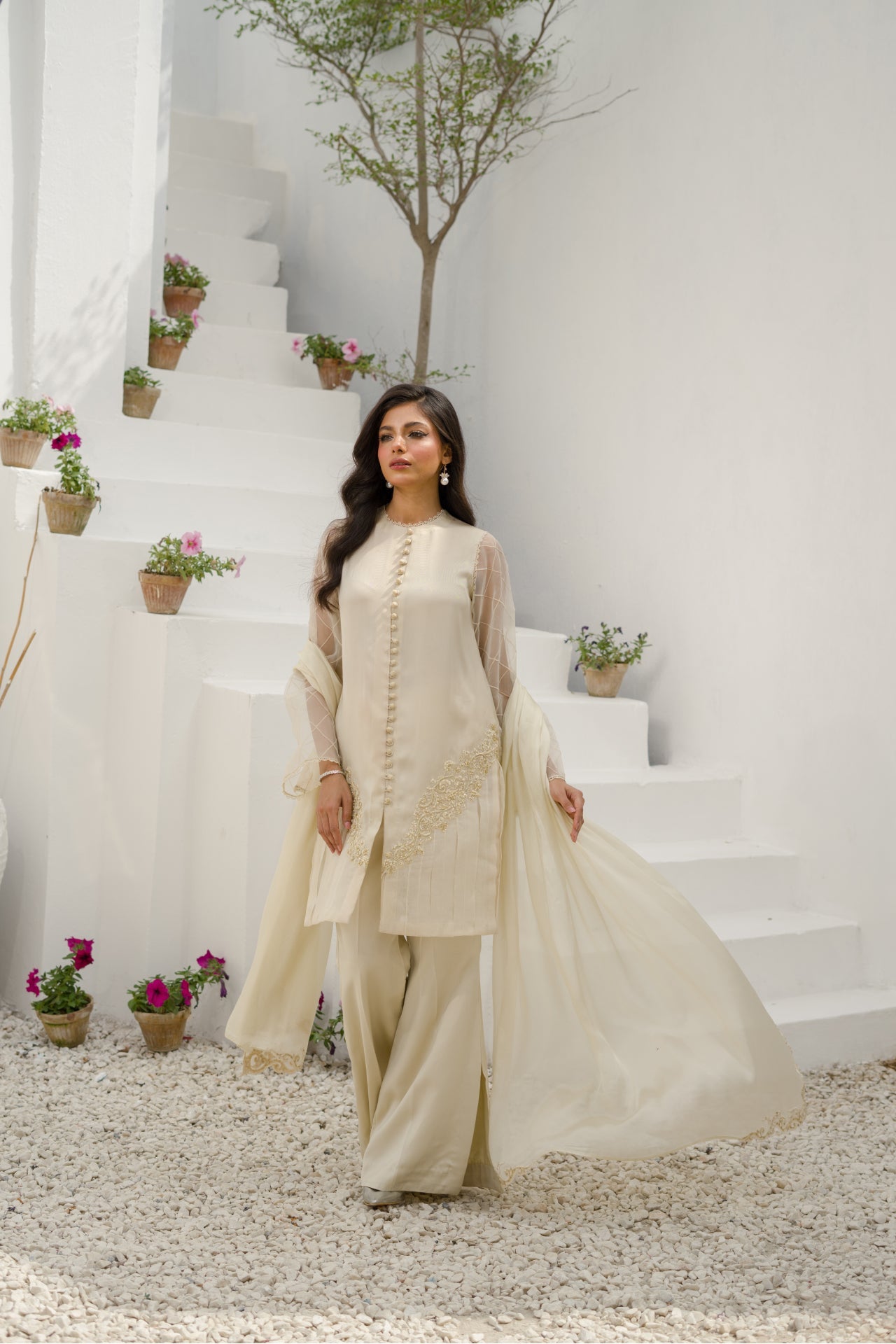 Chemise en soie brodée Nora Ivory avec pantalon