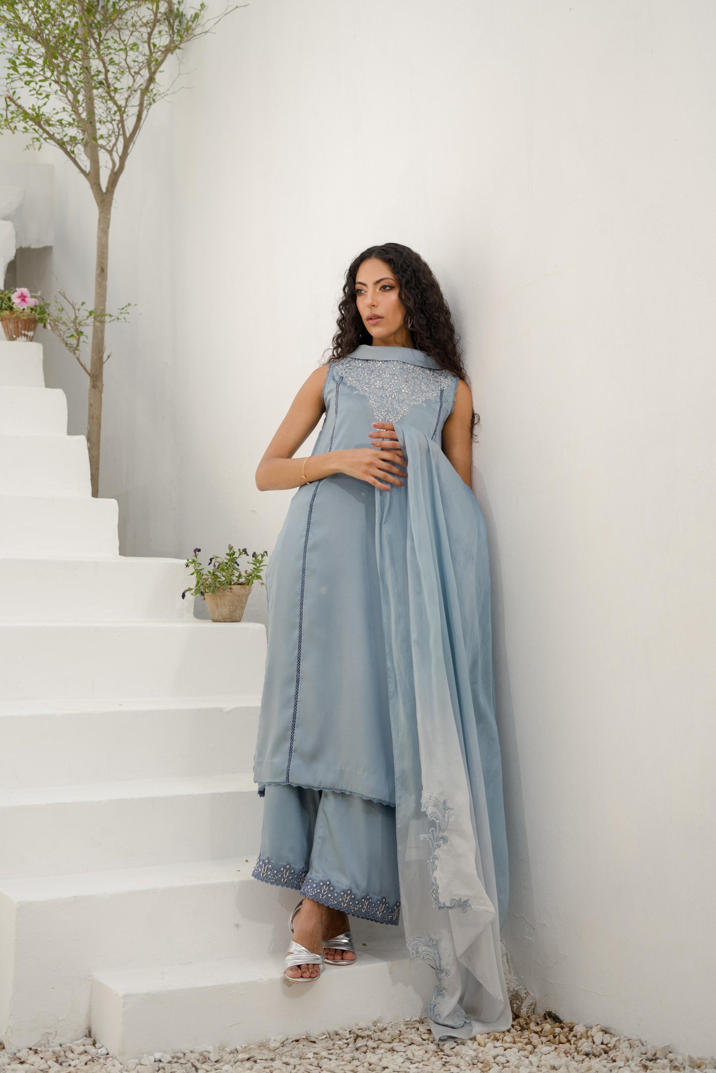 Chemise en soie brodée Myzha grise et bleue avec pantalon