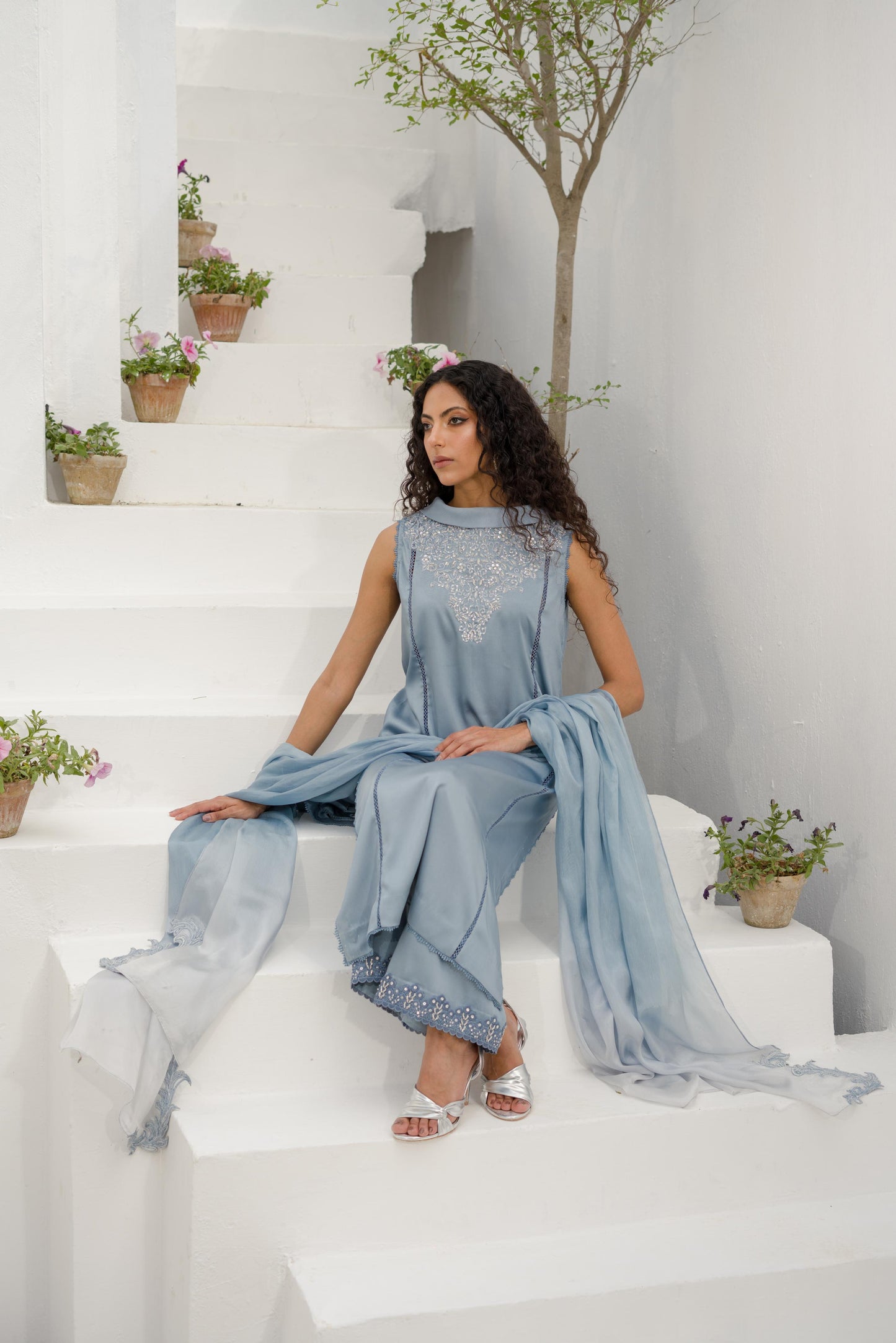 Chemise en soie brodée Myzha grise et bleue avec pantalon