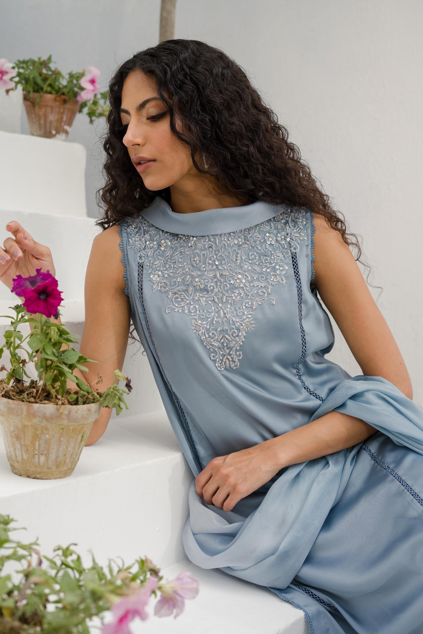 Chemise en soie brodée Myzha grise et bleue avec pantalon