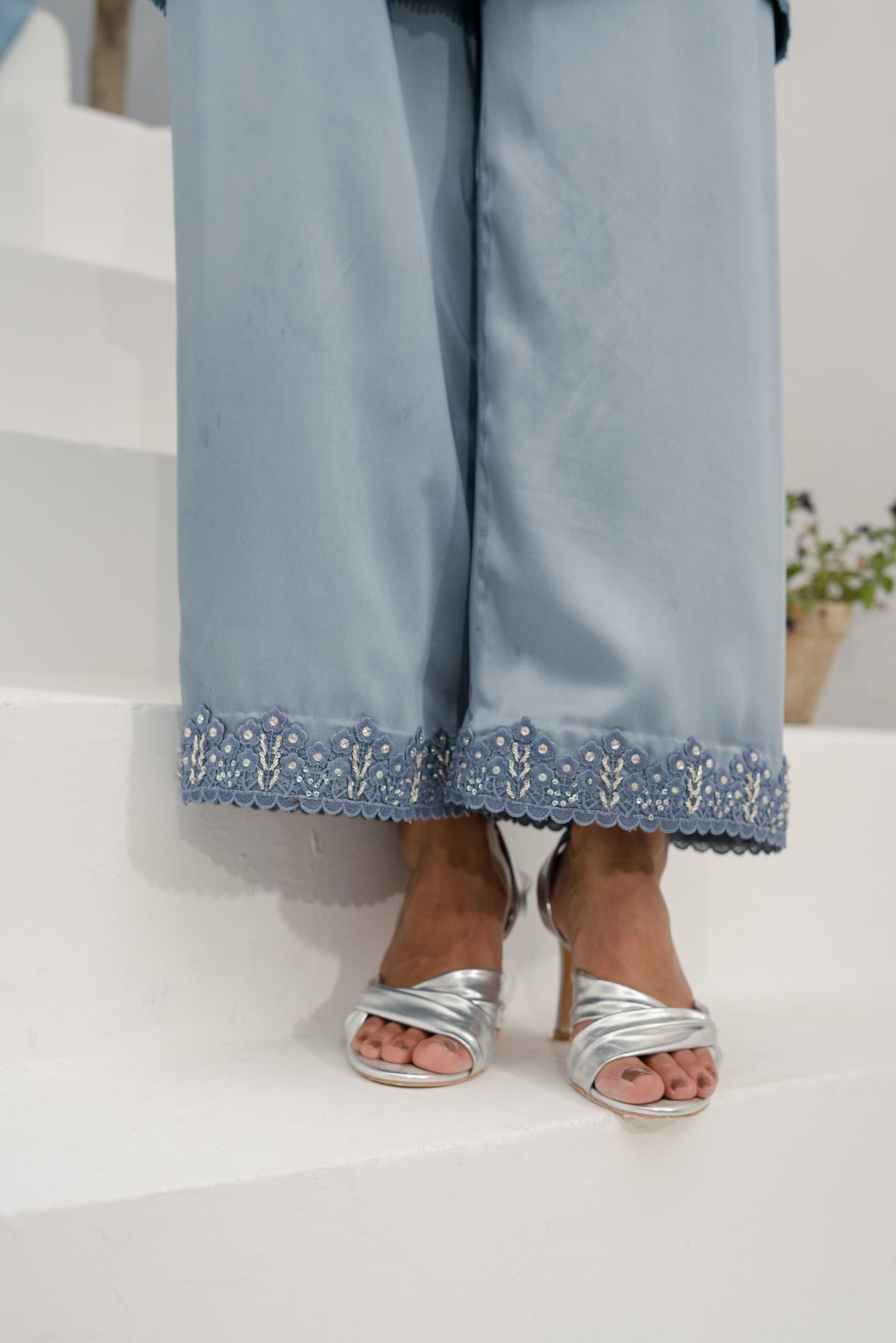 Chemise en soie brodée Myzha grise et bleue avec pantalon