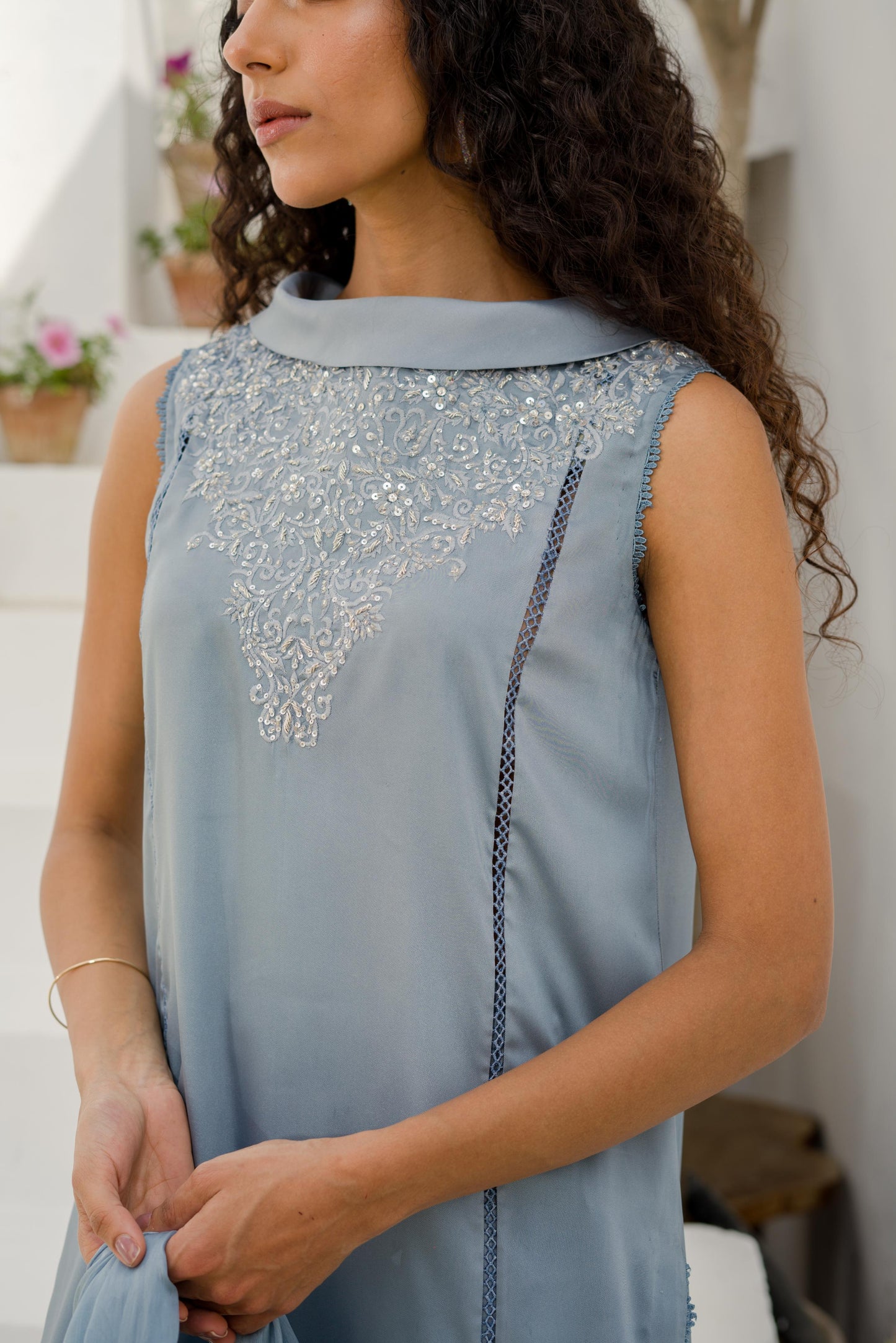 Chemise en soie brodée Myzha grise et bleue avec pantalon