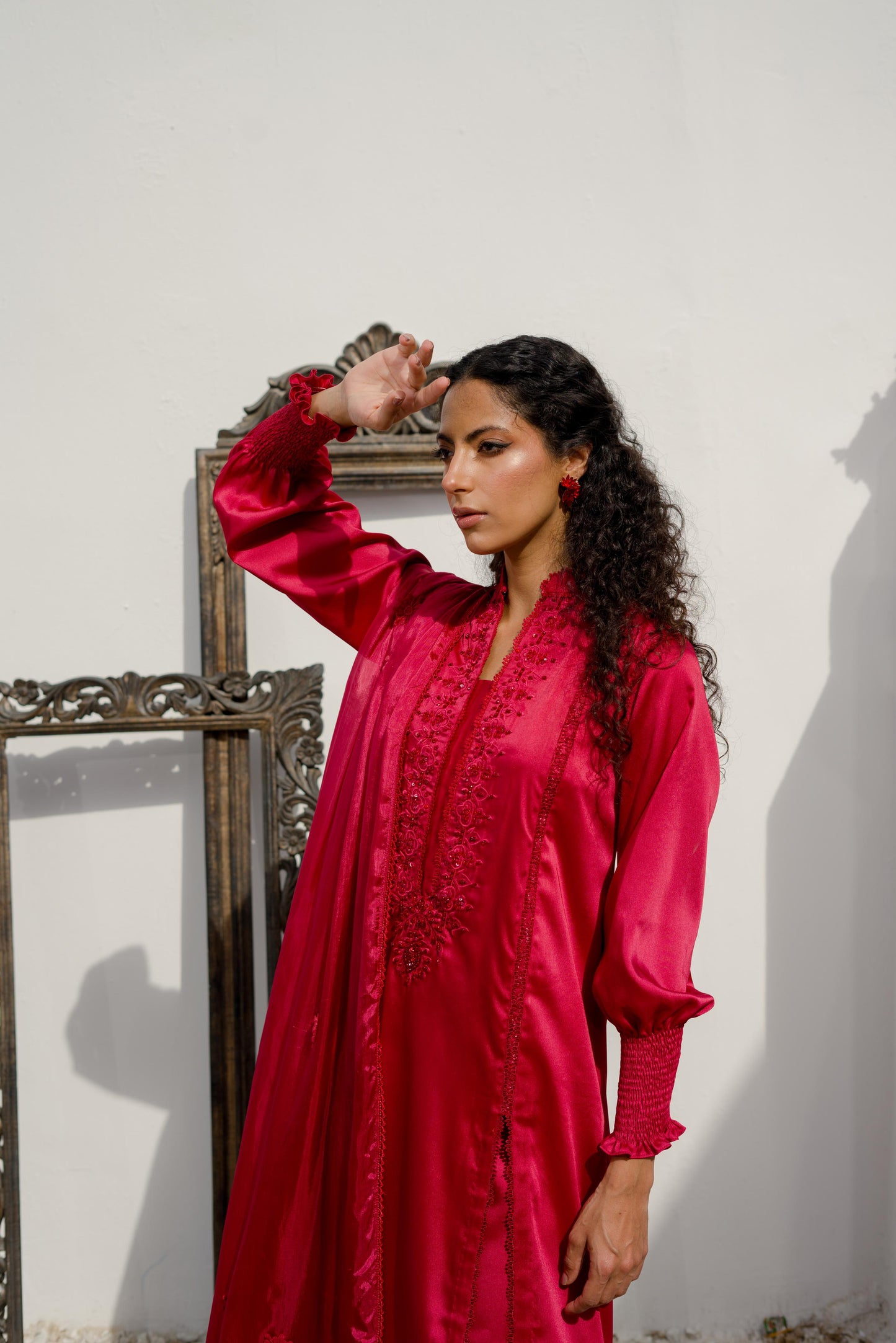 Chemise en soie brodée Navya bordeaux avec pantalon