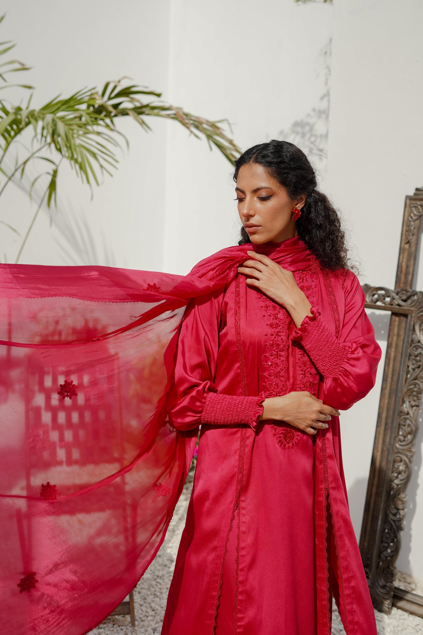 Chemise en soie brodée Navya bordeaux avec pantalon