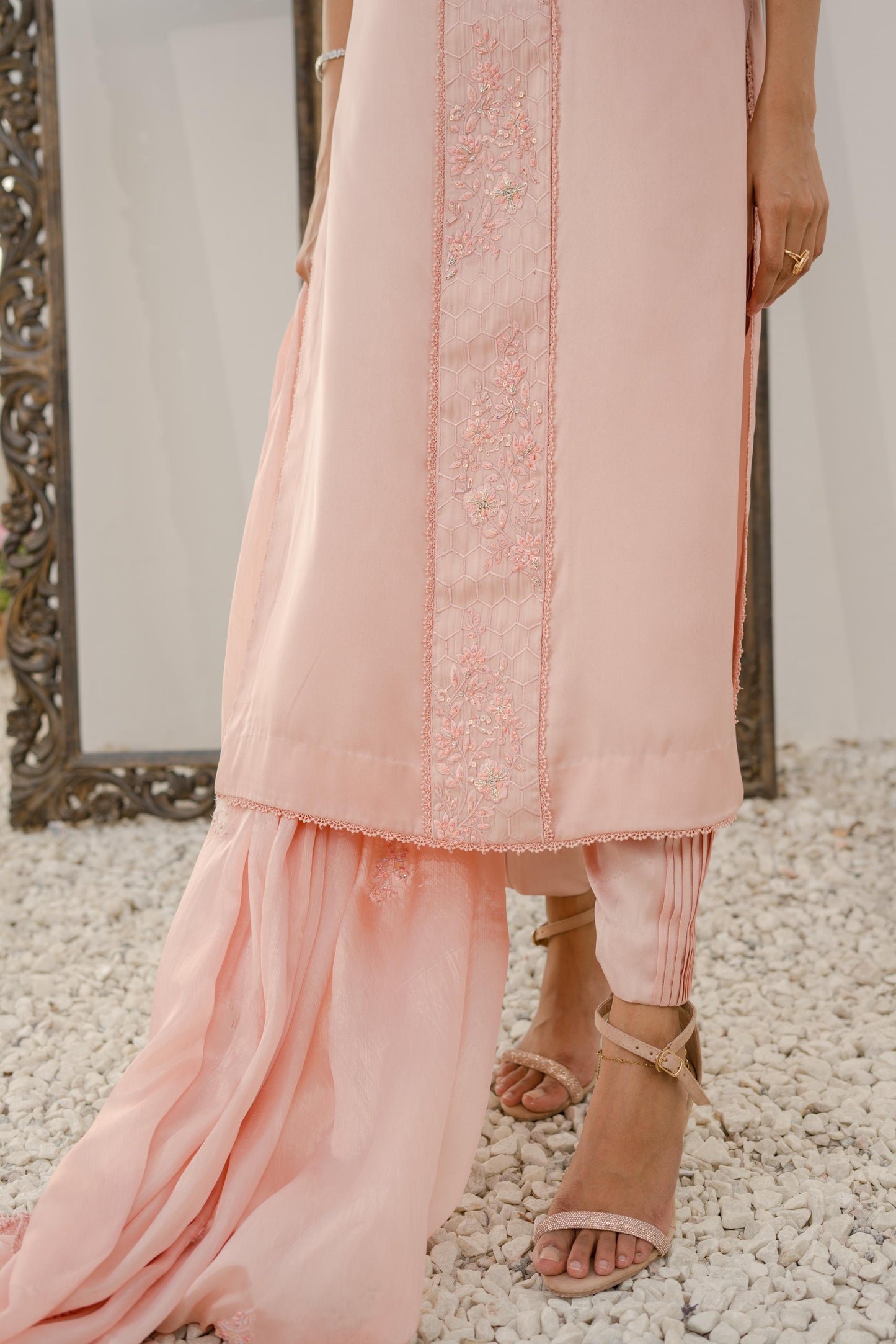 Chemise en soie brodée rose Raya Tea avec pantalon