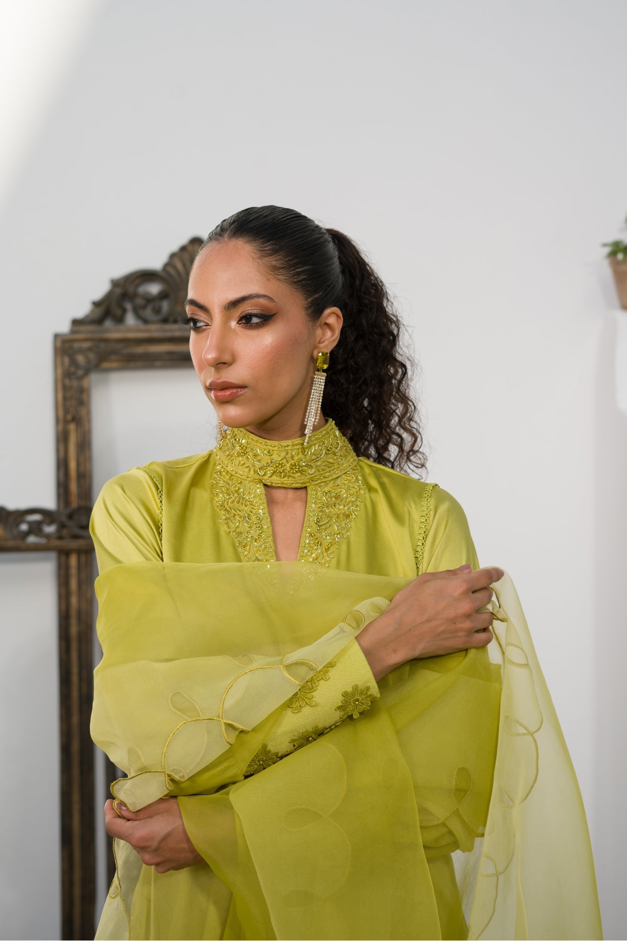 Chemise en soie brodée verte Merina Sab avec pantalon