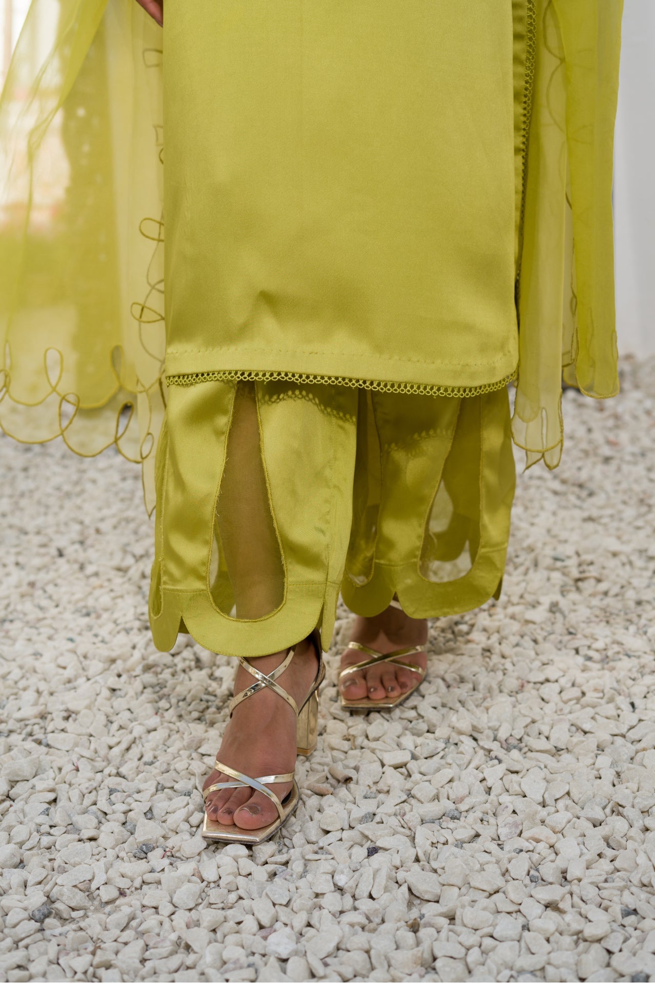 Chemise en soie brodée verte Merina Sab avec pantalon